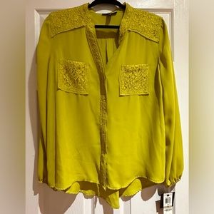 Women’s size 12 Alfani blouse.